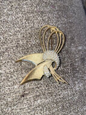 Vintage BSK Gold Tone Rhinestone Bow Brooch Textured Ribbon Mid Century Signed